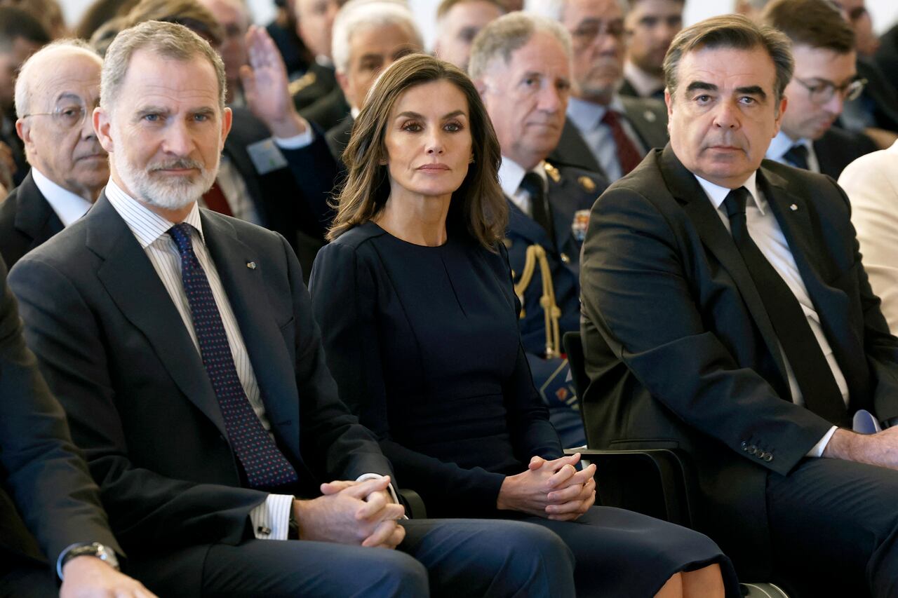 El rey Felipe VI de España, la reina Letizia de España y el vicepresidente de la Comisión Europea, Margaritis Schinass, asisten a un homenaje a las víctimas de los ataques del 11-M, en un espacio conmemorativo en la estación de Atocha de Madrid el 11 de marzo de 2024. España celebra el 20º aniversario de El atentado que causó cerca de 200 víctimas mortales, reivindicado por "Al Qaeda en Europa" como castigo por la implicación de España en la guerra de Irak. Durante la hora punta de la mañana del 11 de marzo de 2004, diez bombas explotaron casi simultáneamente en los trenes de cercanías de Madrid, matando a 192 personas e hiriendo a casi 2.000. La onda expansiva provocada por los atentados terroristas -los más mortíferos jamás cometidos en suelo español- debilitó al PP, que fue criticado por insistir en que ETA era la culpable a pesar de la creciente evidencia de lo contrario. (Foto de Chema Moya/PISCINA/AFP)