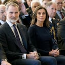 El rey Felipe VI de España, la reina Letizia de España y el vicepresidente de la Comisión Europea, Margaritis Schinass, asisten a un homenaje a las víctimas de los ataques del 11-M, en un espacio conmemorativo en la estación de Atocha de Madrid el 11 de marzo de 2024. España celebra el 20º aniversario de El atentado que causó cerca de 200 víctimas mortales, reivindicado por "Al Qaeda en Europa" como castigo por la implicación de España en la guerra de Irak. Durante la hora punta de la mañana del 11 de marzo de 2004, diez bombas explotaron casi simultáneamente en los trenes de cercanías de Madrid, matando a 192 personas e hiriendo a casi 2.000. La onda expansiva provocada por los atentados terroristas -los más mortíferos jamás cometidos en suelo español- debilitó al PP, que fue criticado por insistir en que ETA era la culpable a pesar de la creciente evidencia de lo contrario. (Foto de Chema Moya/PISCINA/AFP)