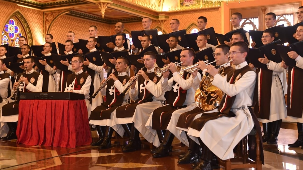 Coro y Banda Sinfónica Internacional de los Caballeros de la Virgen, conjunto musical compuesto por más de 50 jóvenes músicos, que son religiosos, procedentes de diversas naciones (Brasil, Italia, España, Portugal, Estados Unidos, Líbano, Paraguay, El Salvador, República Dominicana, Venezuela y Colombia).