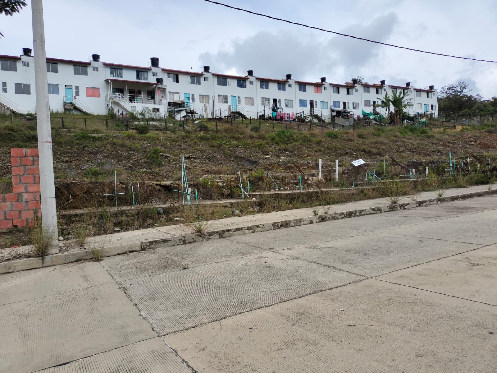 Al fondo se aprecian las casas que fueron terminadas.