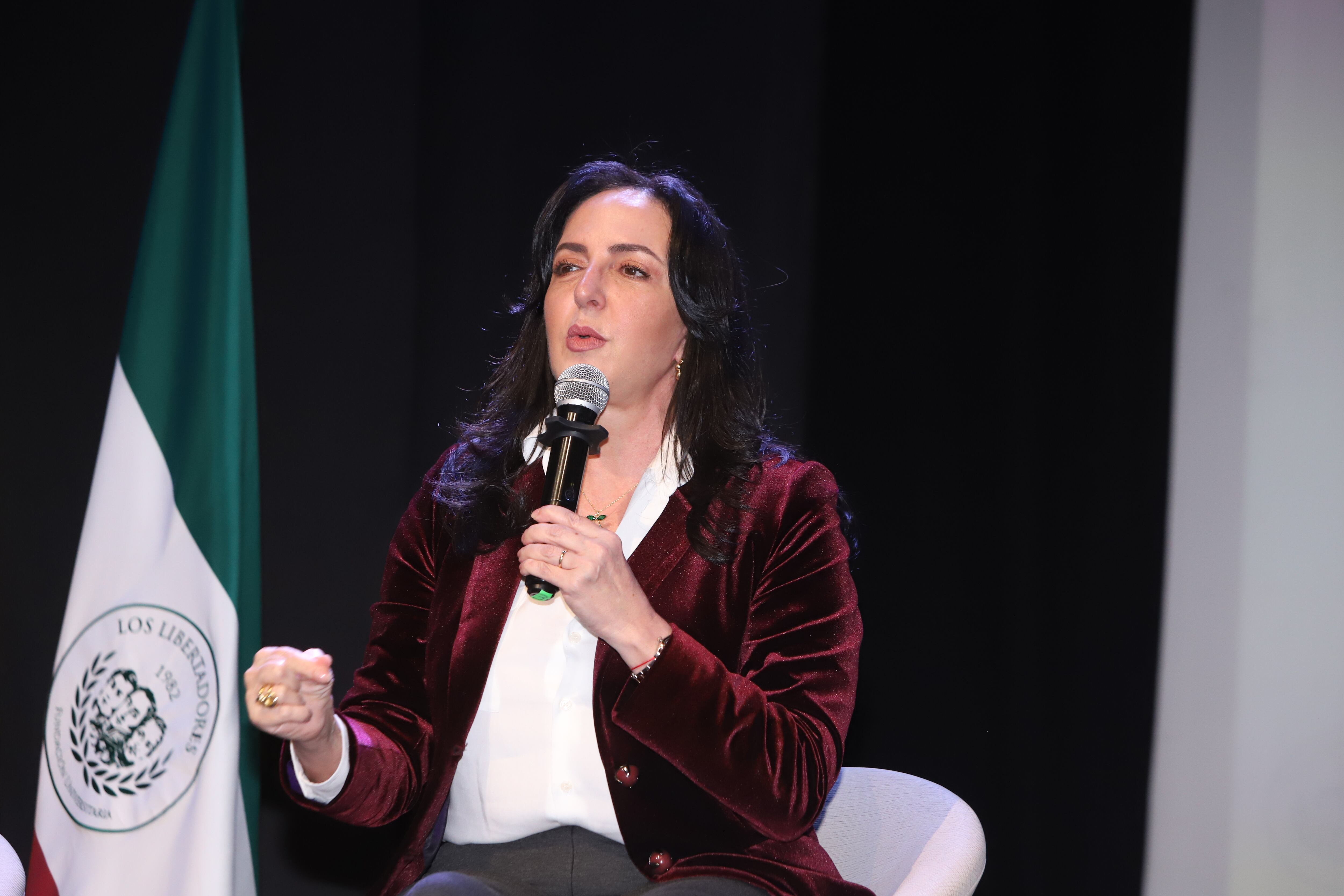 Discusiones de País, debate precandidatos presidenciales.