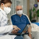 Diabetes temática: el hombre cuya glucosa se midió acudiendo al domicilio de un profesional sanitario. Utiliza la tecnología de un instrumento para medir el nivel de glucosa en sangre.