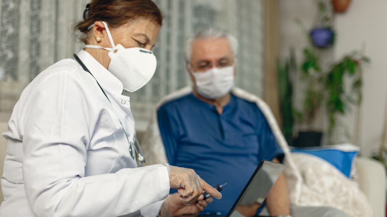 ¿Qué le pasa al cuerpo si se tiene el nivel de la glucosa por encima de 300?