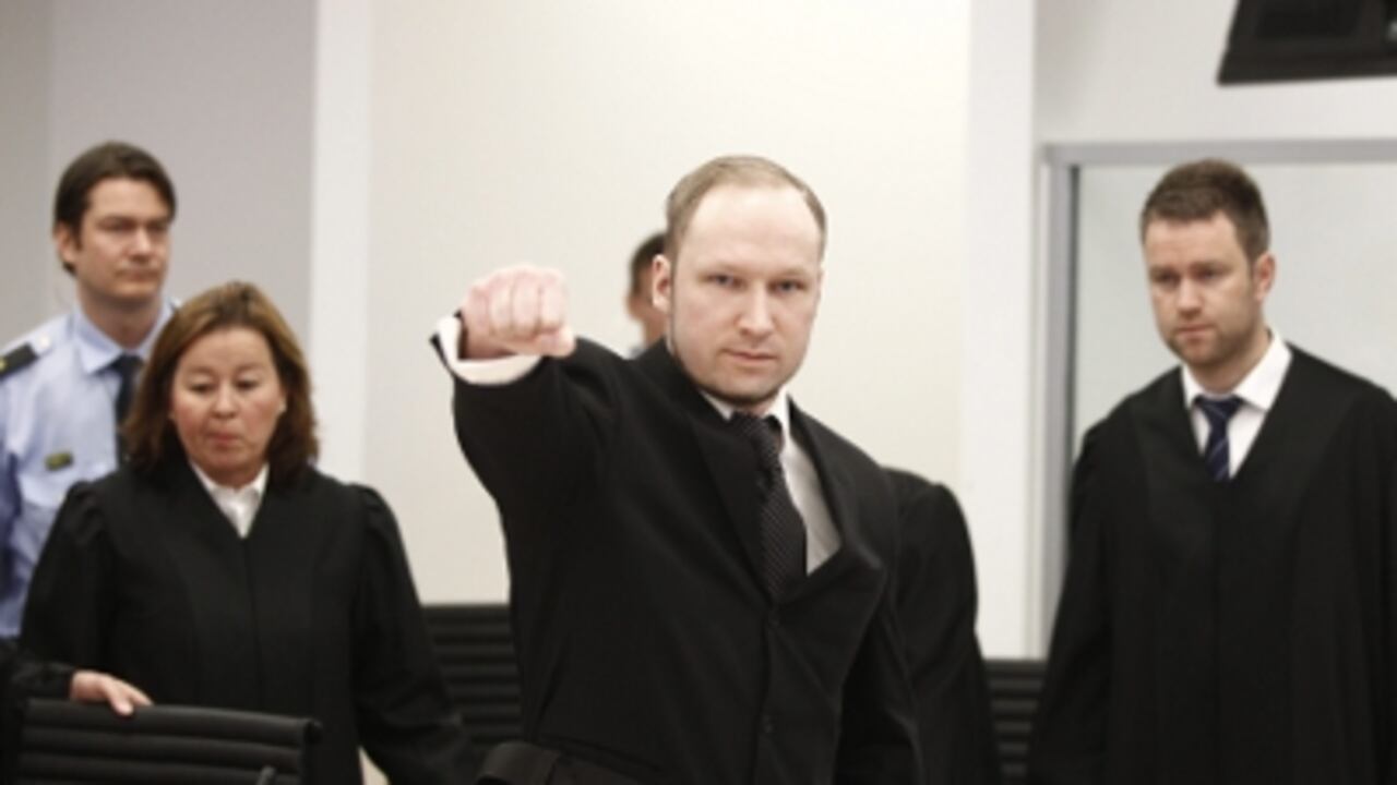 Anders Behring Breivik realiza un saludo al inicio de la tercera jornada del juicio que se sigue contra él por los atentados de julio de 2011 que causaron la muerte de 77 personas.