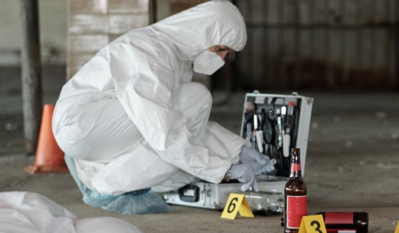 En la escena donde ocurrió el maltrato, se encontraron manchas de sangre tanto en el piso como en la pared (imagen de referencia)