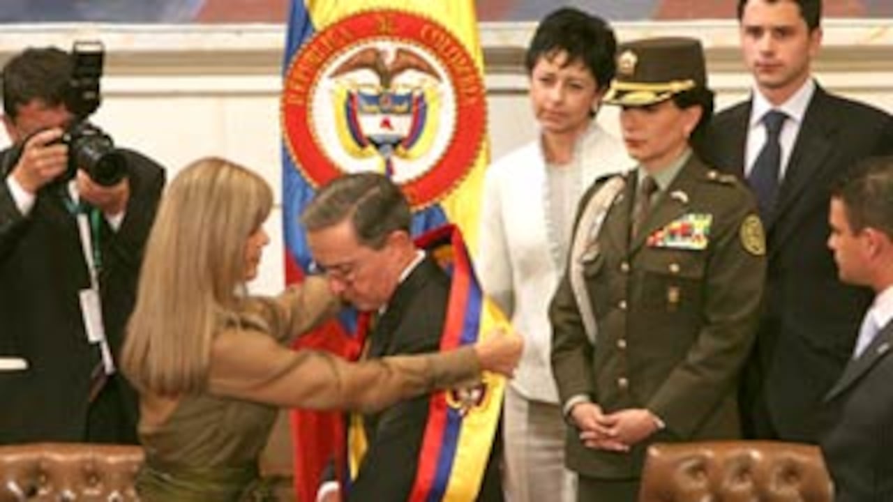 La presidenta del Senado, Dilian Francisca Toro, sigue siendo objeto de bromas entre sus colegas por el chasco que pasó a la hora de imponerle la banda presidencial a Álvaro Uribe.