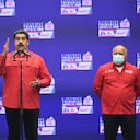 Venezuelan President Nicolas Maduro (C) accompanied by his wife Cilia Flores (L) and Venezuelan deputy Diosdado Cabello (R) at a polling station in Simon Rodriguez school in Fuerte Tiuna, Caracas, on August 8, 2021 during the Socialist United Party of Venezuela (PSUV) primary elections to choose candidates ahead of the November's mayor and governor election. (Photo by Federico PARRA / AFP)