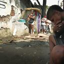 El importante documental que es 'El Cielo al revés' de Jorge Enrique Rojas revela el alma del barrio Sucre de Cali siguiendo la vida de Johanna y su familia.