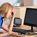 Tercero, sonríe ‘internamente’ para revertir la tendencia a contraer el rostro. Inhala hondo y cuenta hasta tres, imaginando que el aire sale de los poros de tus pies. Cuando el cerebro recibe esa imagen, le transmites una sensación cálida a todo tu cuerpo. ©Ingimage