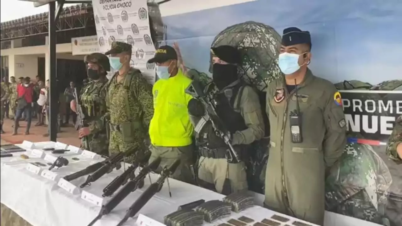 Armas de fuego y material de intendencia que incautó el Ejército en medio del operativo militar.
