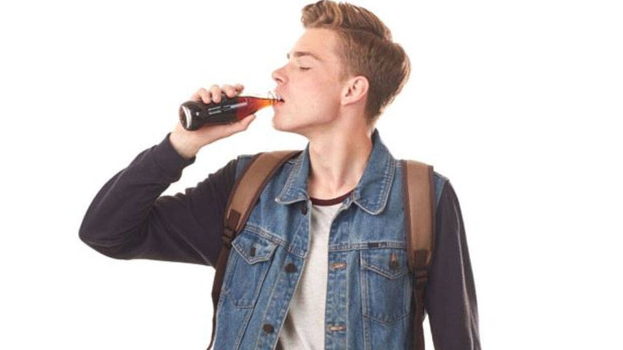 Adolescentes en Bélgica comenzaron a enfermar después de tomar Coca-Cola, en 1999.