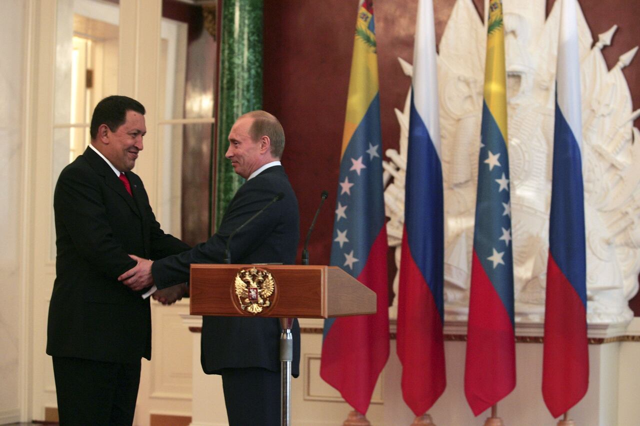 El presidente venezolano Hugo Chávez y el presidente ruso Vladimir Putin se saludan el 27 de julio de 2006 en Moscú, Rusia. El presidente venezolano elogió a Rusia por desafiar el bloqueo de armas de Estados Unidos al aceptar vender aviones de combate a su país. Chávez firmará un acuerdo por mil millones de dólares para comprar al menos 24 aviones rusos Sukhoi-30 para reemplazar los F-16 estadounidenses de Venezuela, país rico en petróleo. Chávez dijo que se firmarían acuerdos para construir plantas en Venezuela para producir rifles de asalto y municiones Kalashnikov. Venezuela compró recientemente 100.000 rifles Kalashnikov, así como helicópteros rusos de ataque y transporte.
