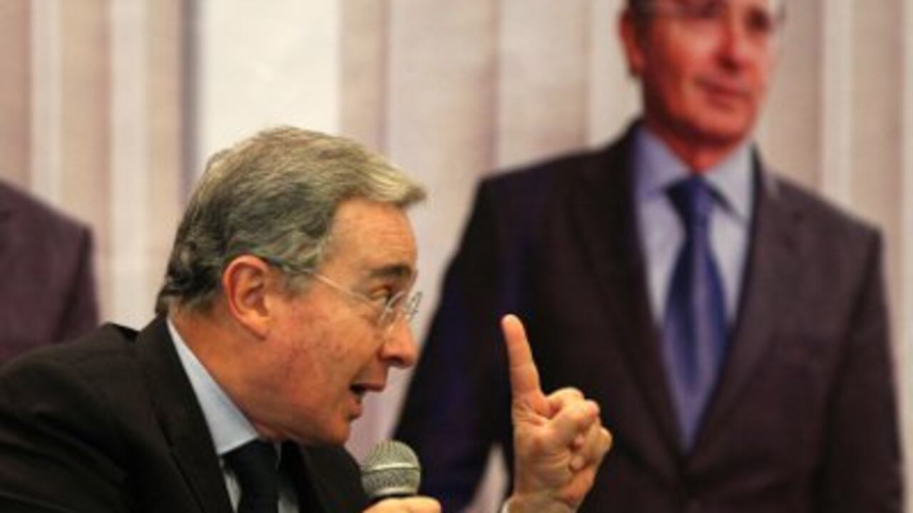 El expresidente Álvaro Uribe presenta su libro 'No hay causa perdida', en el que relata sus experiencias personales y como mandatario.