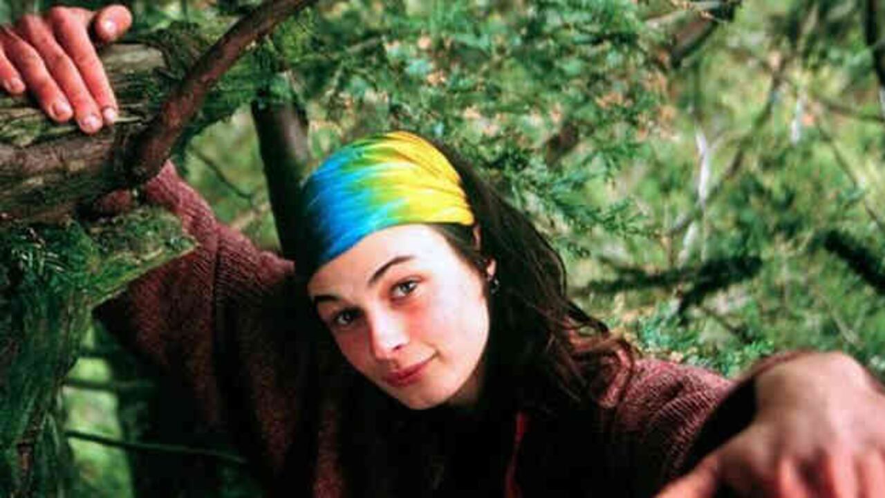 Julia "Butterfly" Hill, una activista medioambiental, vivió en la cima de una milenaria secuoya en el norte de California durante 738 días para evitar que la talaran.
