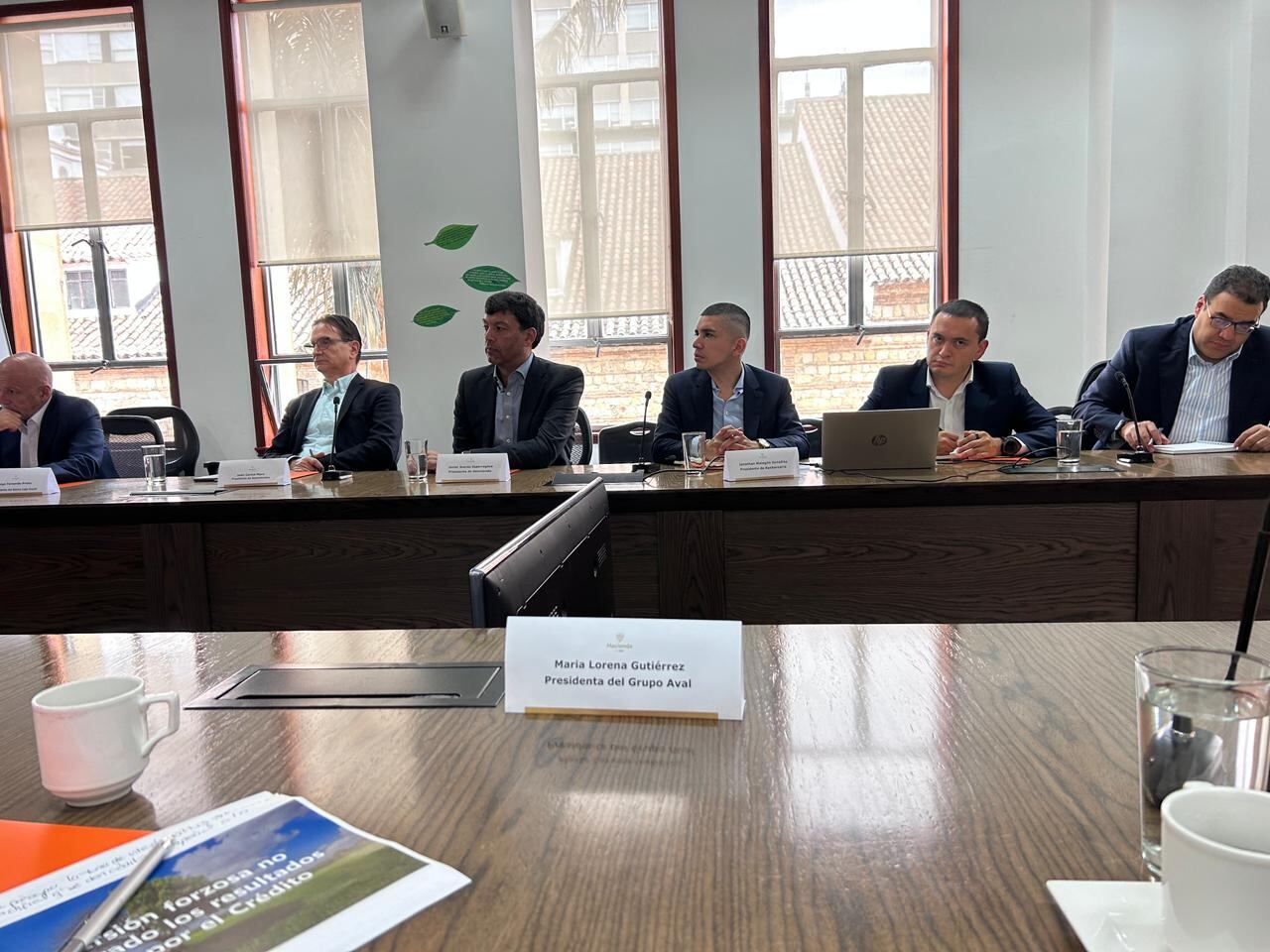 Reunión entre gobierno y banqueros, sobre alternativa de implementar la inversión forzosa.