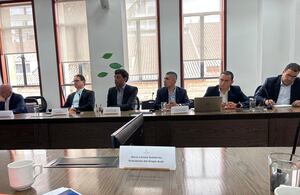 Reunión entre gobierno y banqueros, sobre alternativa de implementar la inversión forzosa.