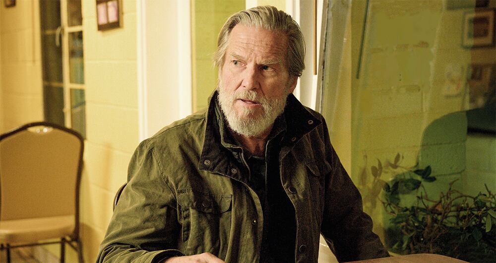 La serie plantea un duelo psicológico entre los personajes de Bridges y de John Lithgow. De familias de actores, se hicieron muy amigos en el rodaje.