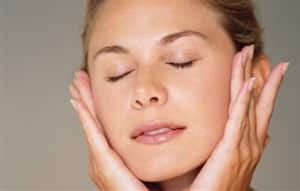 Mujer con las manos en el rostro: foto: Thinkstock