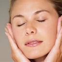 Mujer con las manos en el rostro: foto: Thinkstock