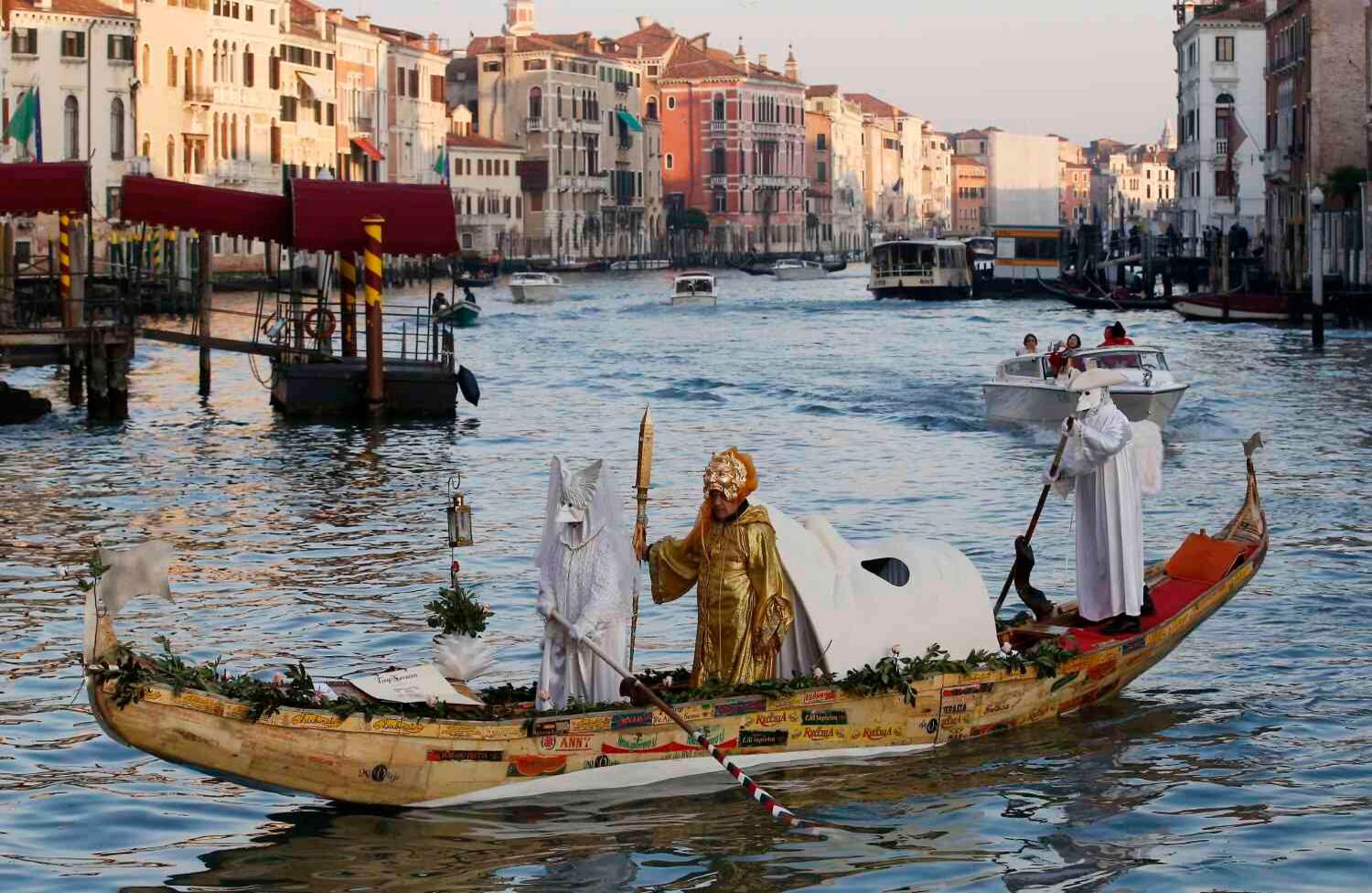 Enmascarados de pie en una góndola durante las celebraciones del Carnaval de Venecia en Italia. FOTO: Antonio Calanni/AP