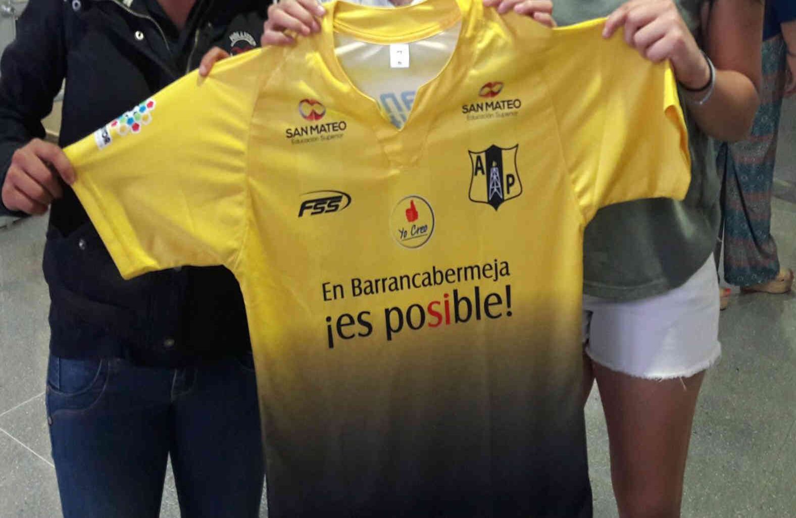 Alianza Petrolera. Un degradado del amarillo al negro está en la nueva camiseta del equipo santandereano. 