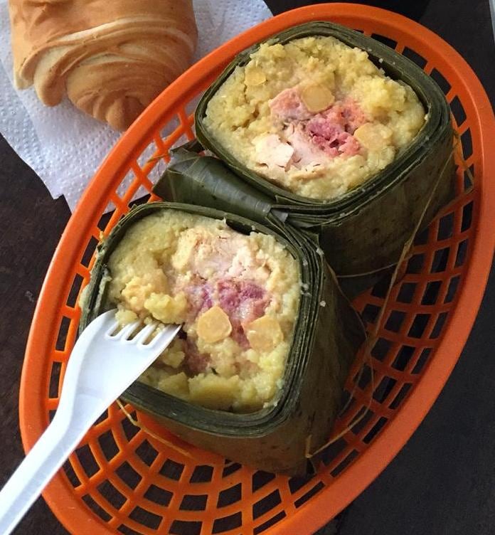 El tamal santandereano, de forma rectangular, incorpora ingredientes que rompen con la idea tradicional: garbanzos, uvas pasas y alcaparras o aceitunas se suman a la masa de maíz, junto con carne de cerdo y pollo.