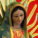Altar a la devoción a la Virgen María de Guadalupe, estatua de cerámica que representa a Nuestra Señora de Guadalupe desde la Basílica en la Ciudad de México CDMX hasta su bendita fiesta el 12 de diciembre.