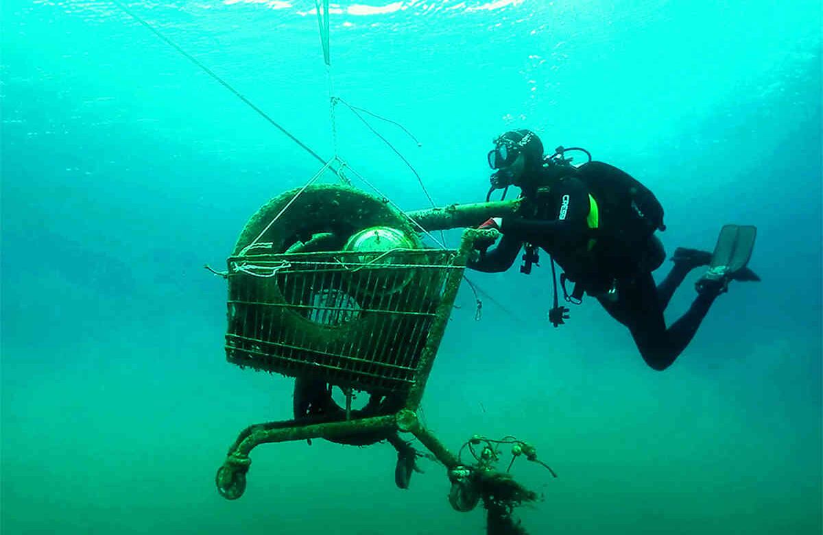 Voluntarios recogen un carro de compras oxidado en el mar durante una operación para proteger la biodiversidad del mar Egeo de los desechos, en la isla jónica de Zakynthos, el 30 de noviembre de 2019. (Foto: The Aegean Rebreath / AFP)