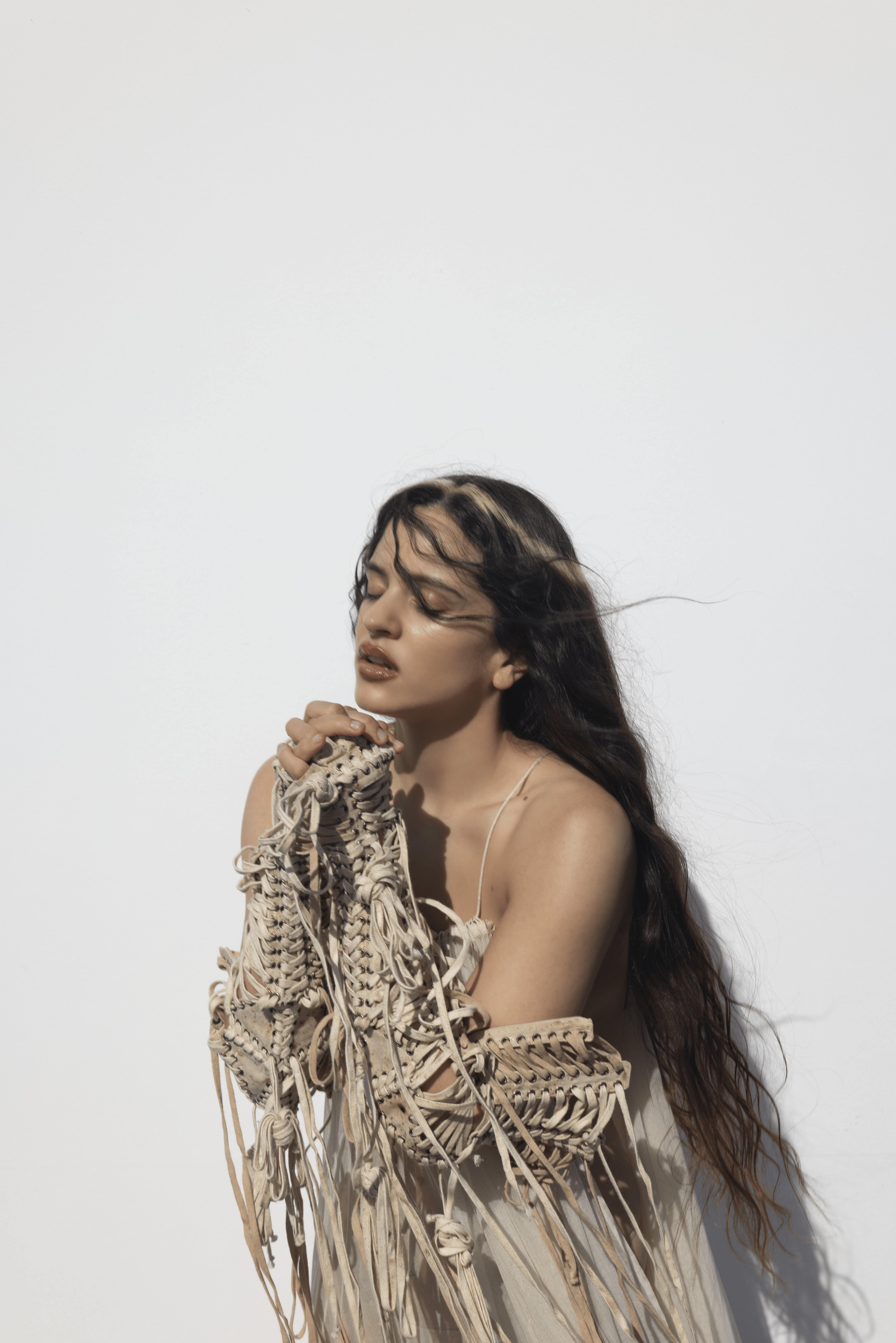 ROSALÍA lanza su nuevo álbum LUX, un audaz proyecto orquestal que reafirma su liderazgo en el pop global