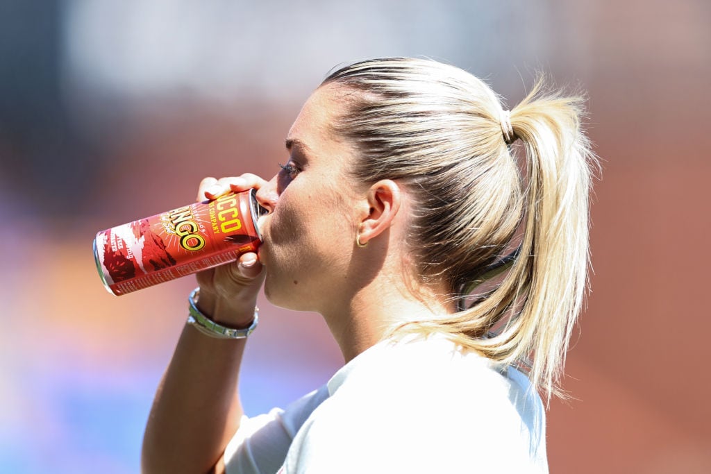 Alessia Russo, del Manchester United Women, bebe una bebida con cafeína antes del partido de la FA Women's Super League entre Liverpool y Manchester United en Prenton Park, el 27 de mayo de 2023 en Birkenhead, Reino Unido (Foto de Robbie Jay Barratt - AMA/Getty Images)
