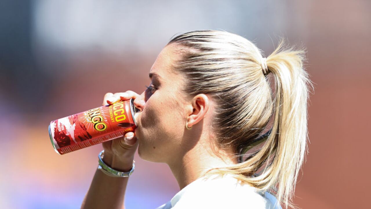 Alessia Russo, del Manchester United Women, bebe una bebida con cafeína antes del partido de la FA Women's Super League entre Liverpool y Manchester United en Prenton Park, el 27 de mayo de 2023 en Birkenhead, Reino Unido (Foto de Robbie Jay Barratt - AMA/Getty Images)