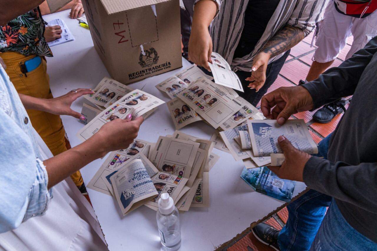 Votaciones últimos momentos, voto, gente corriendo para votar