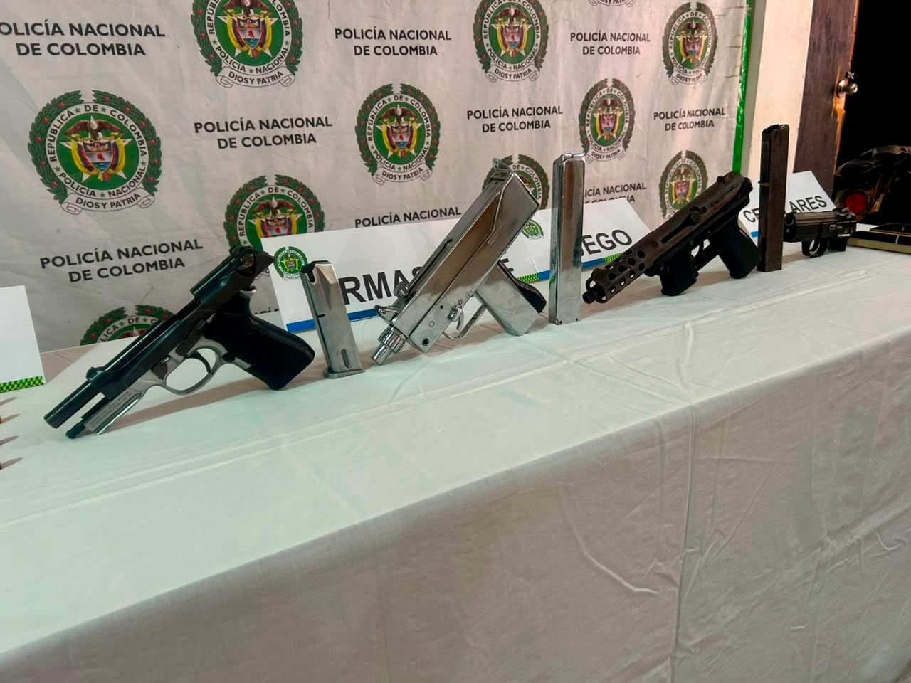 Armas decomisadas por el Ejército.
