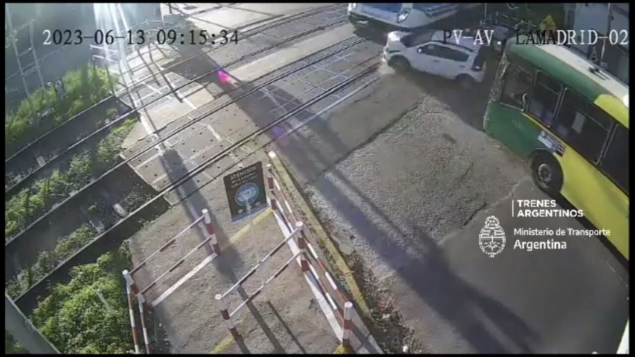 En el instante en el que intentó volver a entrar en su auto para sacarlo de las vías fue cuando pasó el ferrocarril.