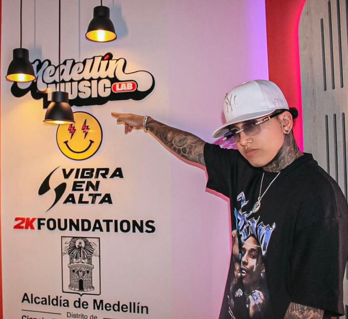 Y-BIAN, un músico emergente de Medellín, en el nuevo estudio de grabación musical gratuito.