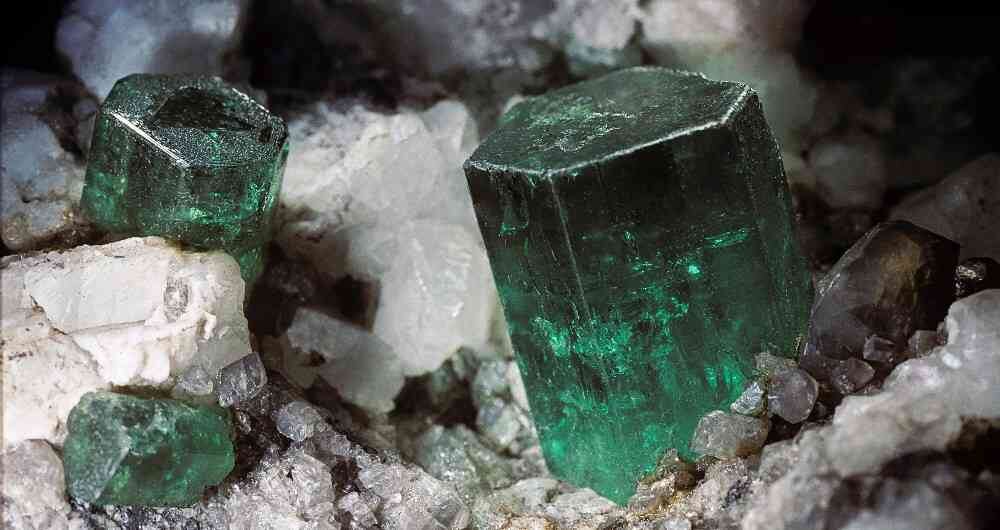 La firma es dueña del 76 % de la mina y posee el 100 % del proyecto de exploración, construcción y extracción de esmeraldas.