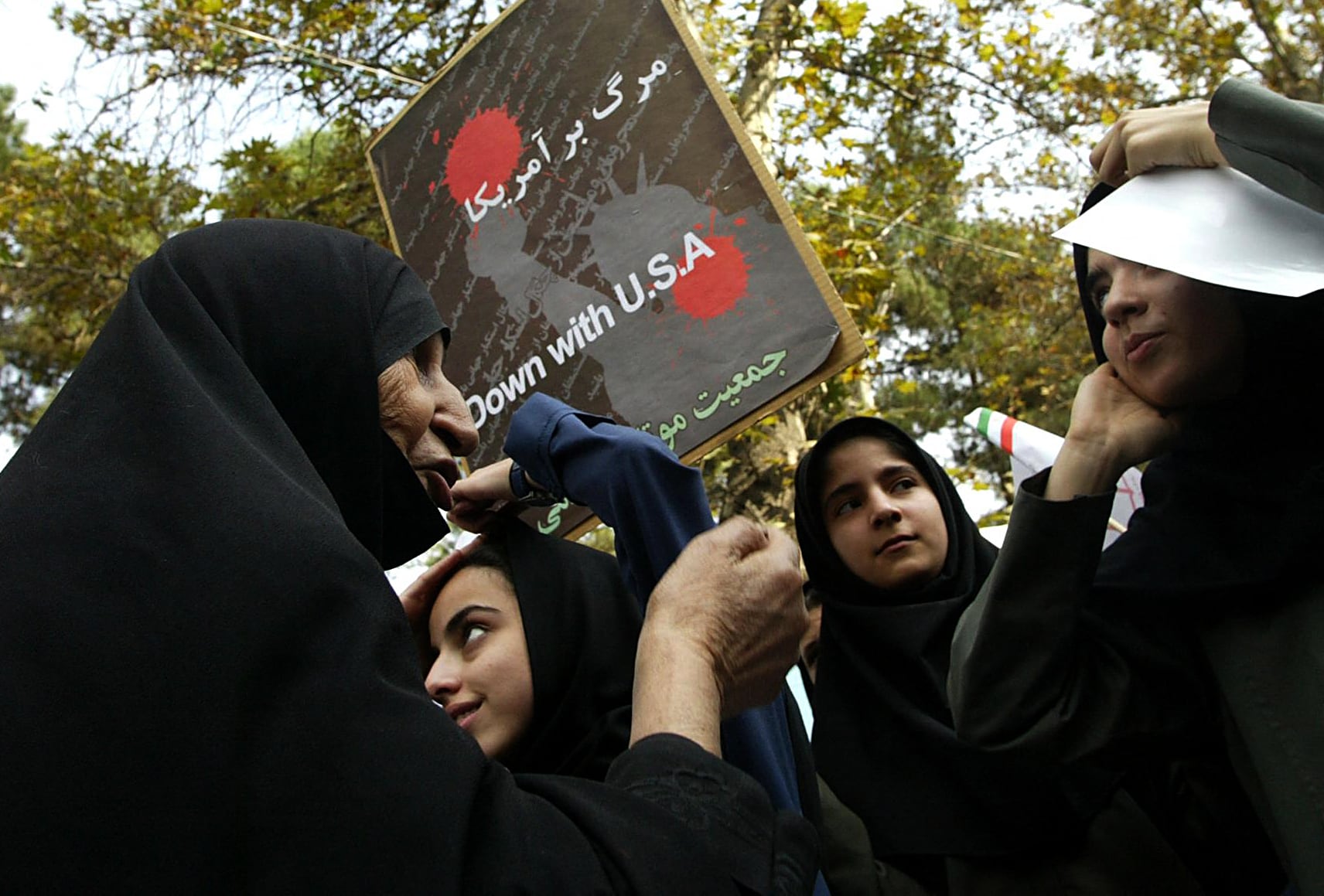 El hiyab, o velo musulmán, se hizo obligatorio cuatro años después de la revolución de 1979 que derrocó a la monarquía respaldada por Estados Unidos y estableció la República Islámica de Irán. La policía de la moralidad, conocida formalmente como Gasht-e Ershad o "Patrulla de orientación", se estableció en los primeros días de la entonces presidencia de línea dura de Mahmoud Ahmadinejad para "difundir la cultura de la modestia y el hiyab". Comenzó su trabajo en 2006, con oficiales advirtiendo inicialmente a las mujeres que incumplían las reglas, antes de comenzar a restallar el látigo y arrestarlas al año siguiente. (Foto de Behrouz MEHRI / AFP)