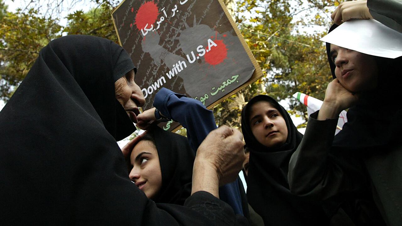 El hiyab, o velo musulmán, se hizo obligatorio cuatro años después de la revolución de 1979 que derrocó a la monarquía respaldada por Estados Unidos y estableció la República Islámica de Irán. La policía de la moralidad, conocida formalmente como Gasht-e Ershad o "Patrulla de orientación", se estableció en los primeros días de la entonces presidencia de línea dura de Mahmoud Ahmadinejad para "difundir la cultura de la modestia y el hiyab". Comenzó su trabajo en 2006, con oficiales advirtiendo inicialmente a las mujeres que incumplían las reglas, antes de comenzar a restallar el látigo y arrestarlas al año siguiente. (Foto de Behrouz MEHRI / AFP)