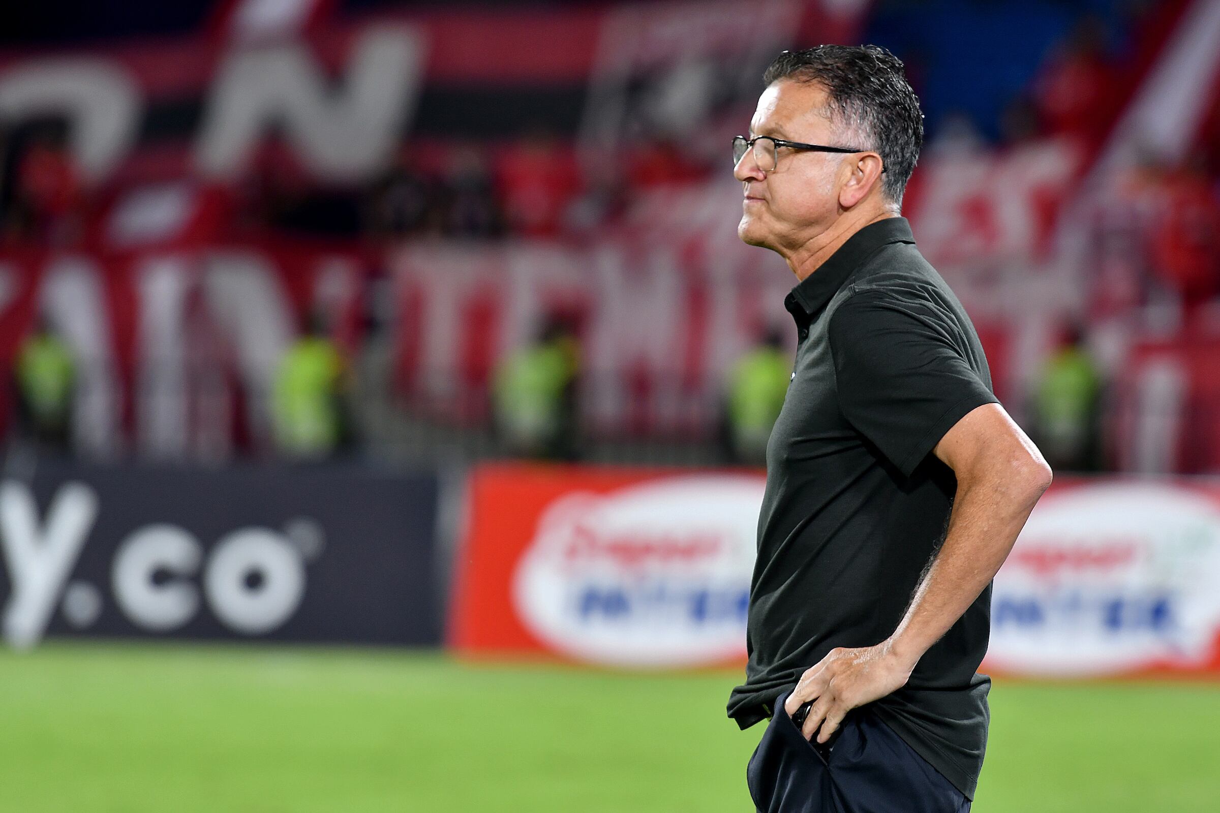 Juan Carlos Osorio, coach of America de Cali gestures during match for the date 15 as part of BetPlay DIMAYOR League II 2021 between America de Cali and Atletico Nacional played at Pascual Guerrero stadium in Cali city. Photos: VizzorImage / Nelson Rios / Cont.