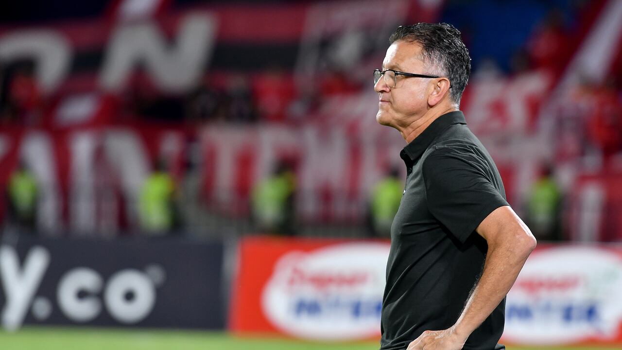 Juan Carlos Osorio, coach of America de Cali gestures during match for the date 15 as part of BetPlay DIMAYOR League II 2021 between America de Cali and Atletico Nacional played at Pascual Guerrero stadium in Cali city. Photos: VizzorImage / Nelson Rios / Cont.