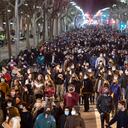 Partidarios del artista de rap Pablo Hasél manifiestan condenando su arresto en Barcelona, España, el martes 16 de febrero de 2021. El encarcelamiento de un artista de rap por su música elogiando la violencia terrorista e insultando a la monarquía española ha desatado una pólvora reprimida. rabia esta semana en España. La detención de Pablo Hasél ha sacado a miles a las calles por diferentes motivos. La mayoría marcha bajo la bandera de la libertad de expresión, pero las letras de Hasél también aprovechan un debate sobre el papel de la monarquía parlamentaria de España después de los escándalos financieros que involucran a la casa real. Foto: AP / Emilio Morenatti.