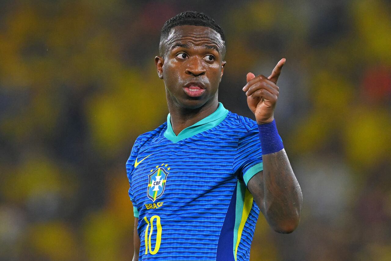 El delantero brasileño Vinicius Jr. hace un gesto durante el partido de las eliminatorias sudamericanas para la Copa Mundial de la FIFA 2026 entre Ecuador y Brasil en el estadio Monumental Banco Pichincha en Guayaquil, provincia de Guayas, Ecuador, el 5 de junio de 2025. (Foto de Rodrigo BUENDIA / AFP)