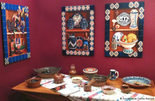 Banquetes memorables. En la “Casa Azul”, en Coyoacán, Frida recibió a artistas e intelectuales mexicanos e internacionales. Uno de sus huéspedes más famosos fue, sin duda, el político revolucionario León Trotski. En su cocina, la anfitriona preparó deliciosos platos mexicanos para agasajar a sus huéspedes. En la imagen se puede ver una réplica de la mesa de cocina.