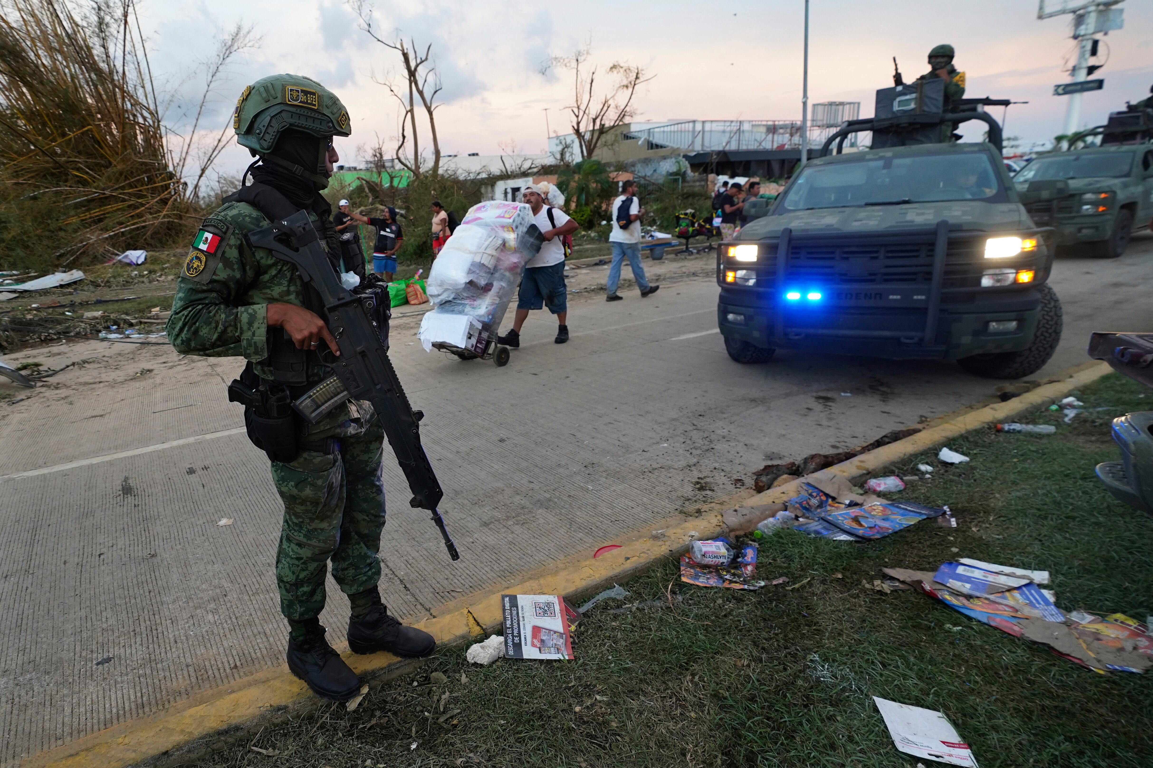 Muchos residentes estaban tomando productos básicos artículos de las tiendas para sobrevivir. Otros se marcharon con productos más caros y provocaron alborotos generalizados en las tiendas de la zona. (Foto AP/Marco Ugarte) (Foto AP/Marco Ugarte)