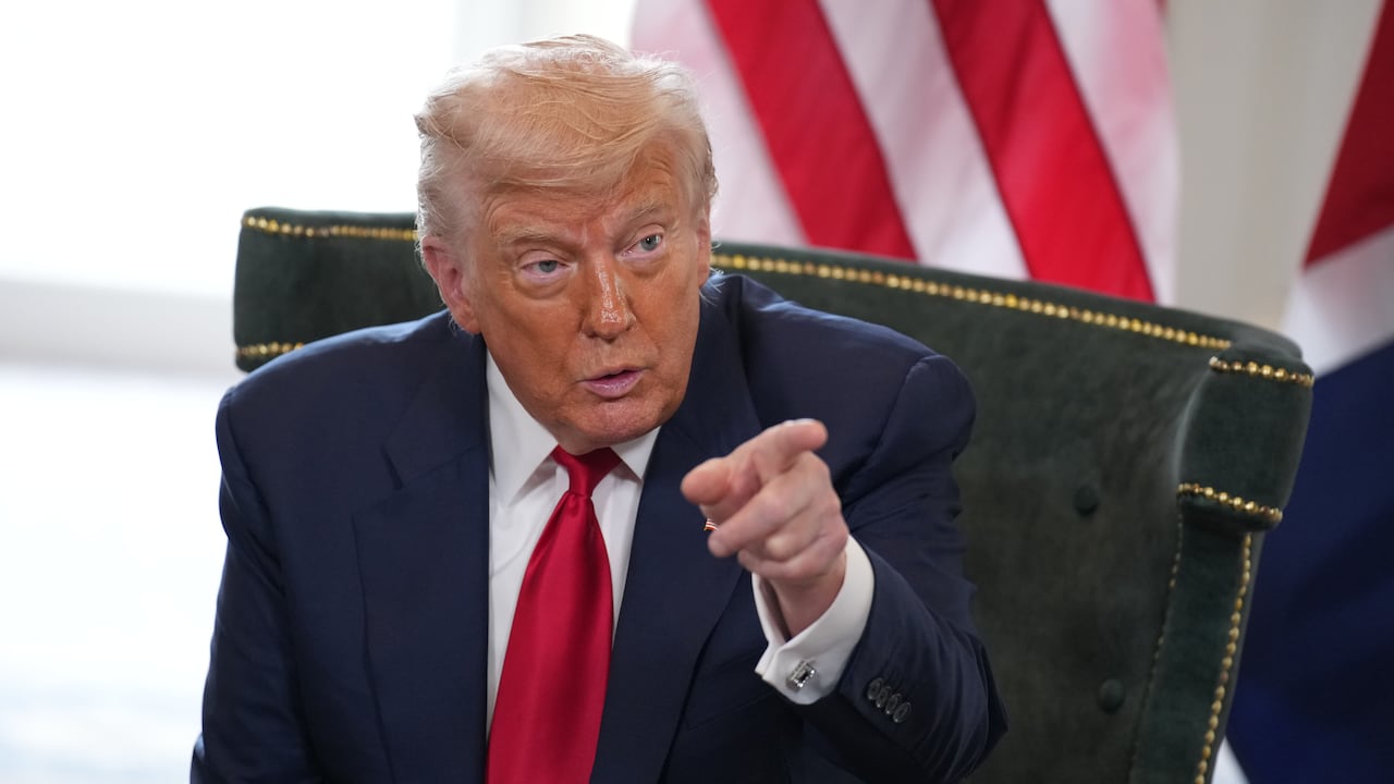 Visita Escocia para jugar al golf y mantener conversaciones comerciales.