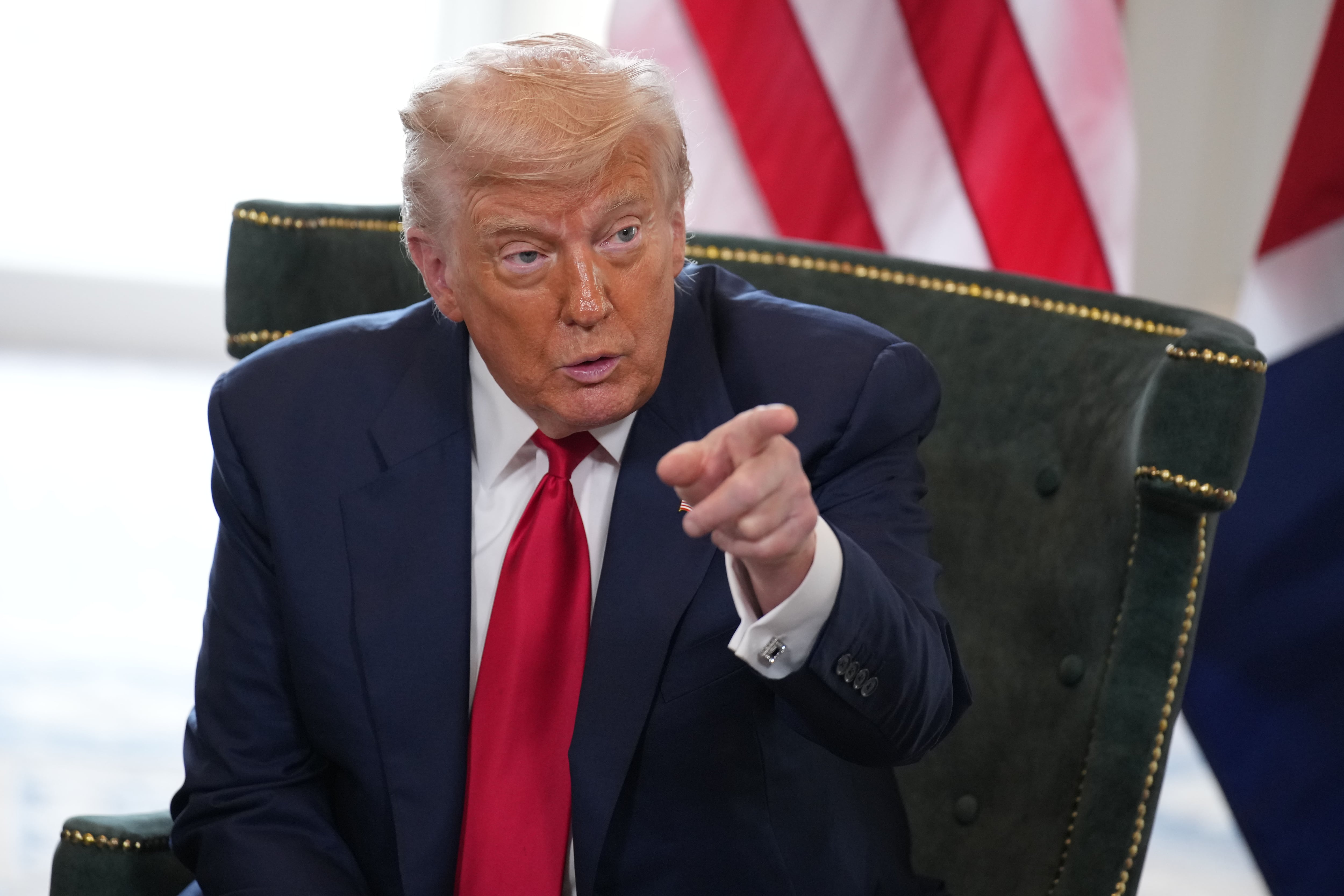 Visita Escocia para jugar al golf y mantener conversaciones comerciales.