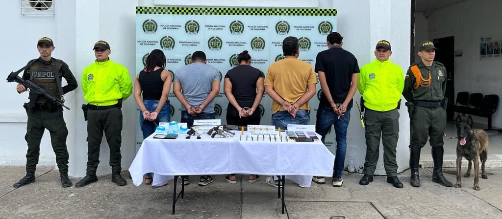 Las mujeres fueron dejadas en libertad y los hombres enviados a la cárcel.