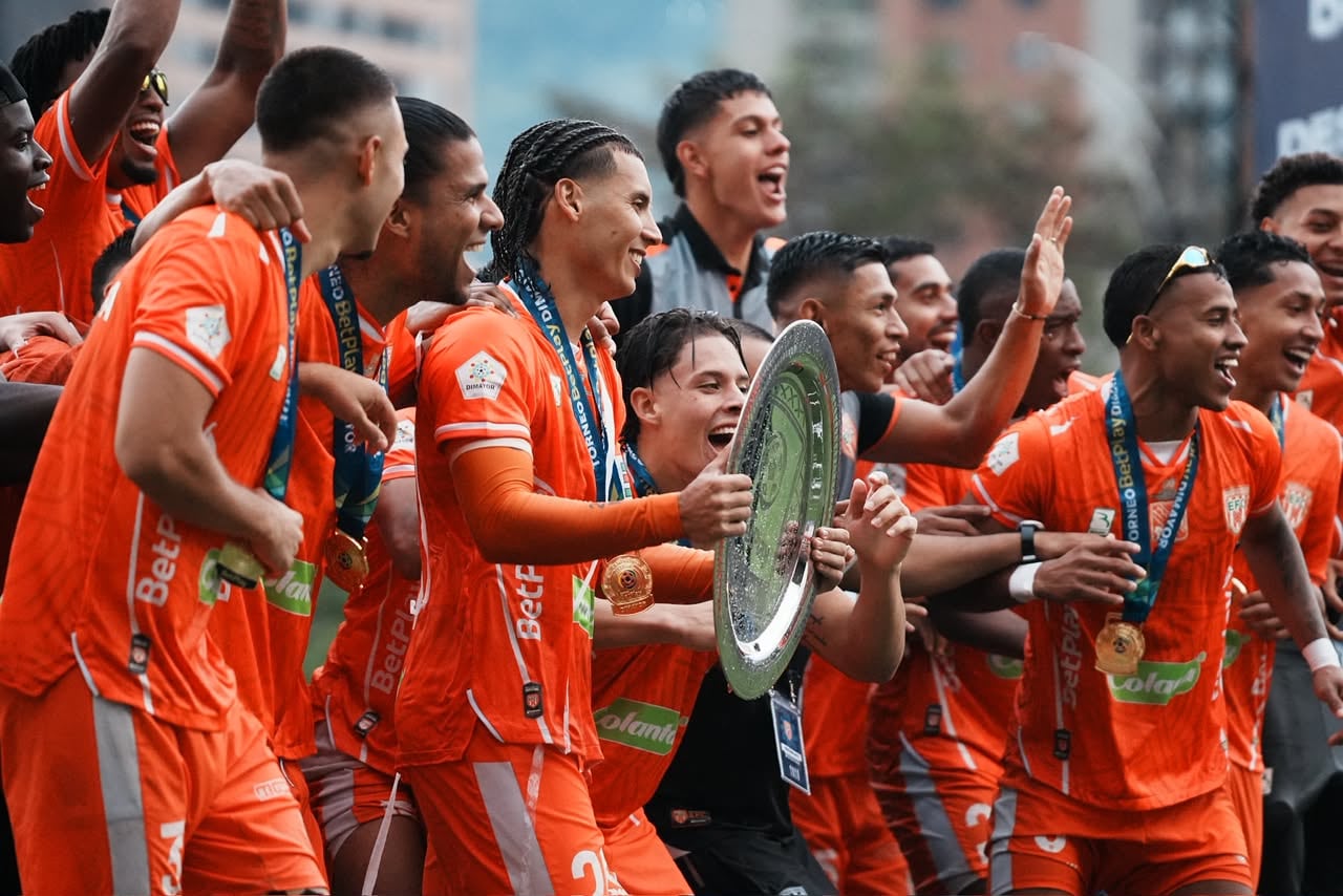 Jugadores de Envigado celebran el título del primer semestre del Torneo de Ascenso 2026.