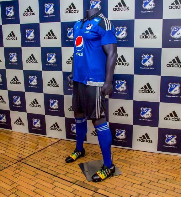 Millonarios lucirá un uniforme poco tradicional. Ya no será azul y blanco, la combinación ahora será azul rey en la camiseta y azul marino en la pantaloneta. La camiseta tendrá las tres rayas que identifican a Adidas de color gris. Foto: Carlos Bernate/SEMANA   