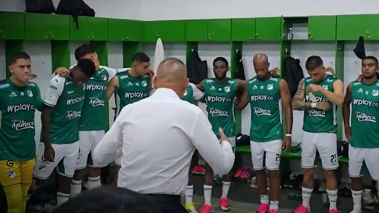 Rafael Dudamel dando instrucciones dentro del camerino del Deportivo Cali